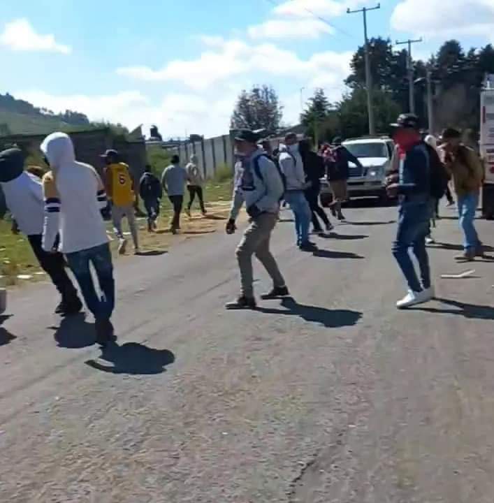 Normalistas acusan a Policías de Nahuatzen de disparar en bloqueo