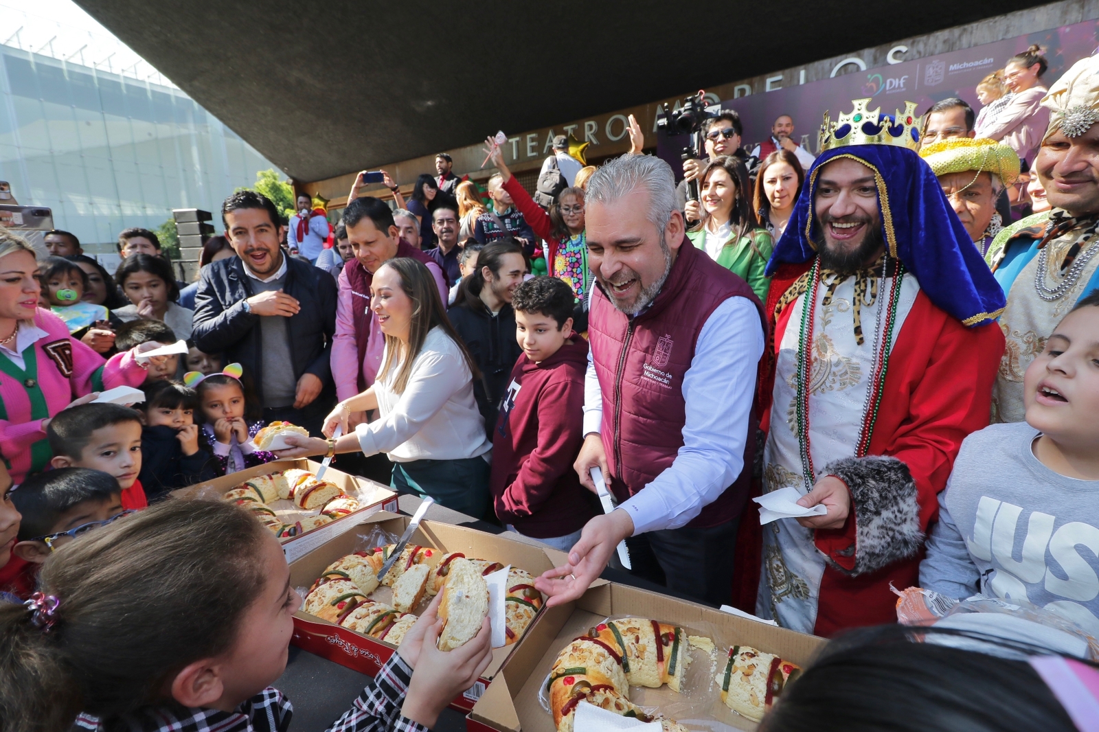 Festeja Bedolla el Día de Reyes Magos con niñas y niños de Michoacán