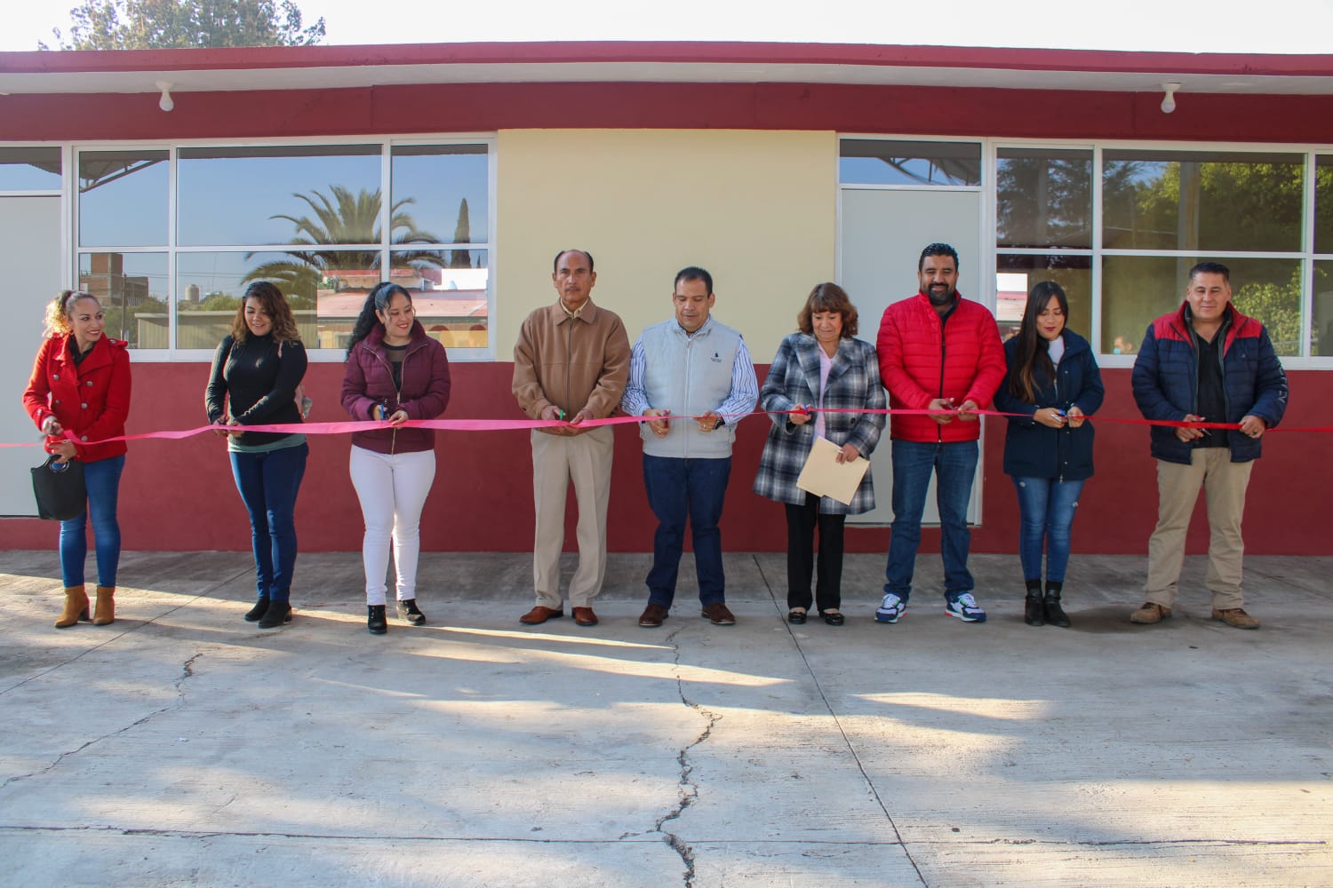 Entrega Bladimir González tres aulas nuevas en Erandeni