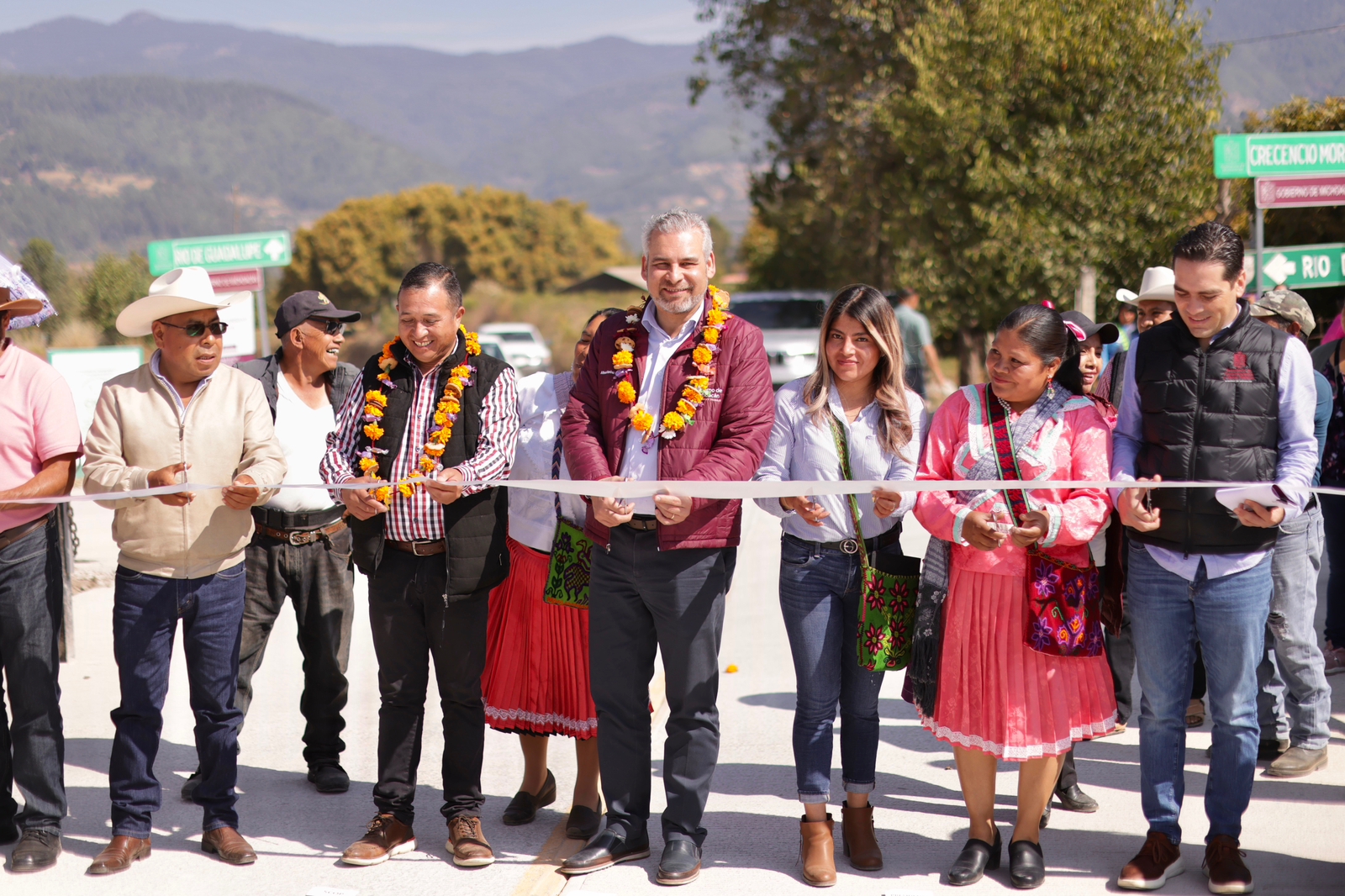 Inaugura Bedolla obras públicas en colonias y comunidades indígenas de la región Oriente