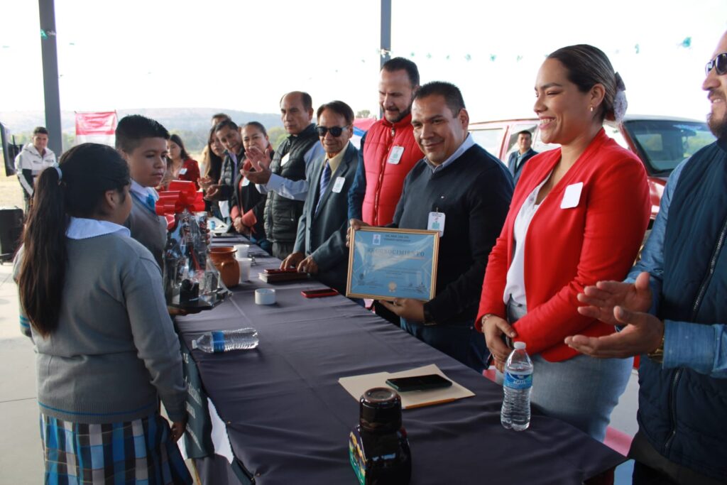 Inaugura Bladimir González techumbre en primaria de Tarímbaro