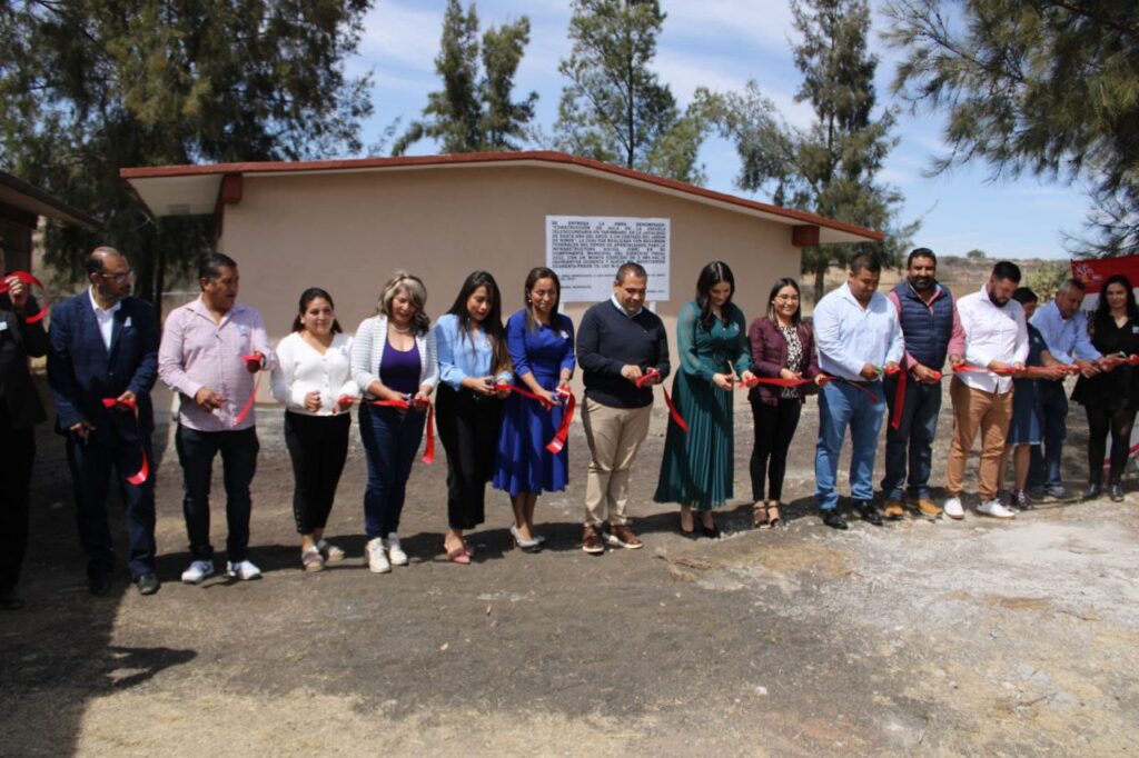 Entrega Bladimir González aula de medios en Telesecundaria de Santa Ana del Arco