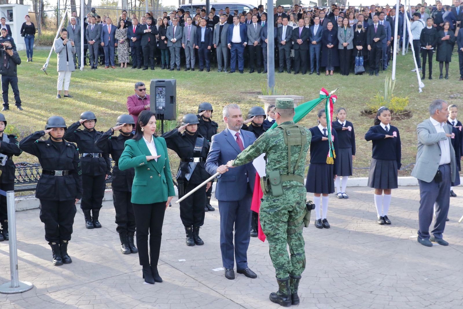 Encabeza Bedolla acto por Día de la Bandera