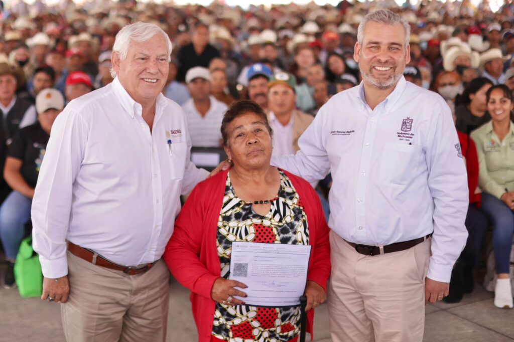 Arranca Bedolla entrega de fertilizante gratuito a productores michoacanos