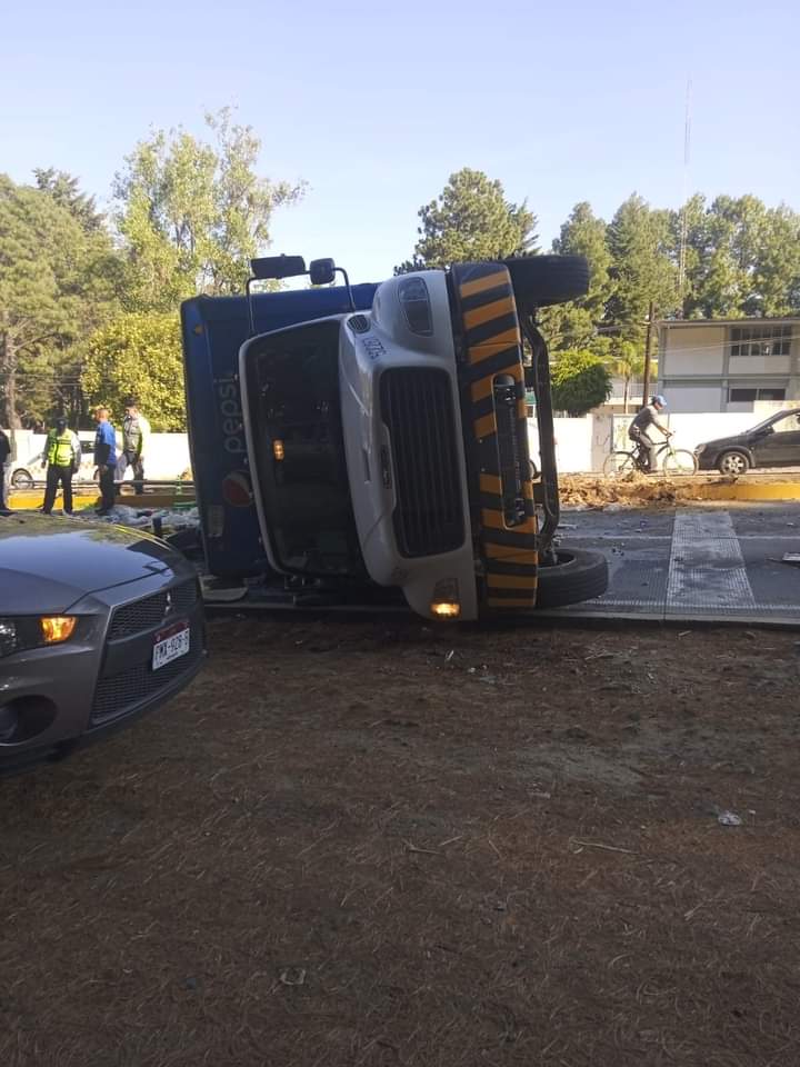 Un camión de carga se queda sin frenos y embiste a dos vehículos