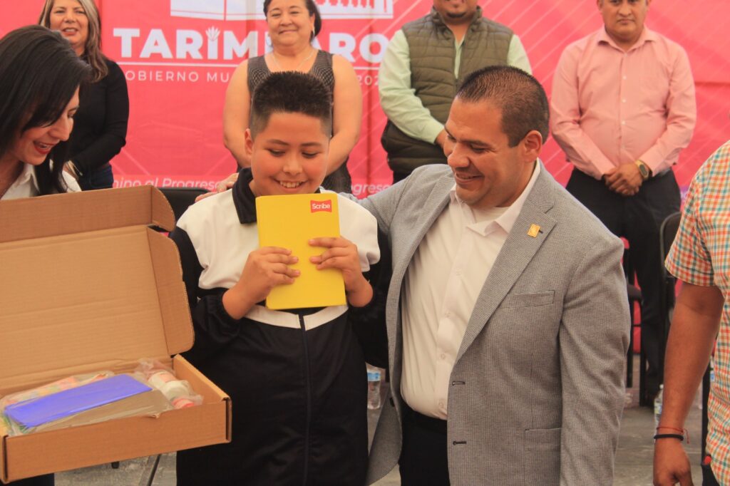 Entrega Bladimir González material y equipamiento educativo a 40 escuelas de Tarímbaro