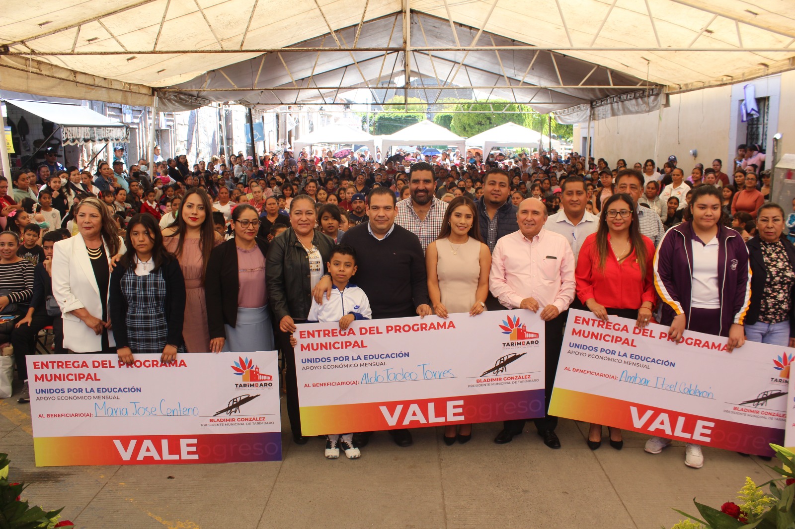 Entrega Bladimir González 400 becas con programa Unidos por la Educación en Tarímbaro