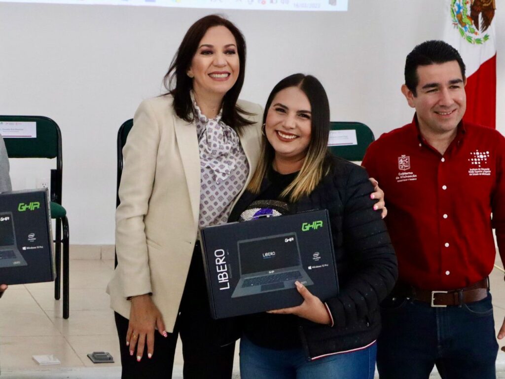 Entrega IEMSySEM equipo de cómputo al Telebachillerato Comunitario