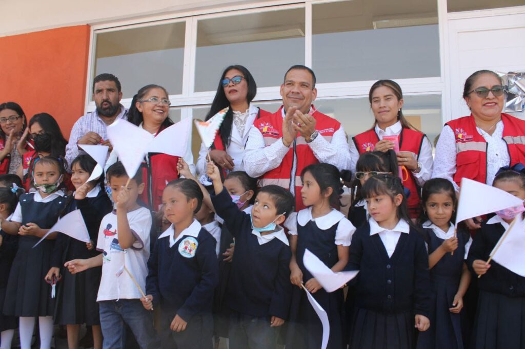 Entrega Bladimir González aulas en escuelas de Uruétaro y Los Ruiseñores