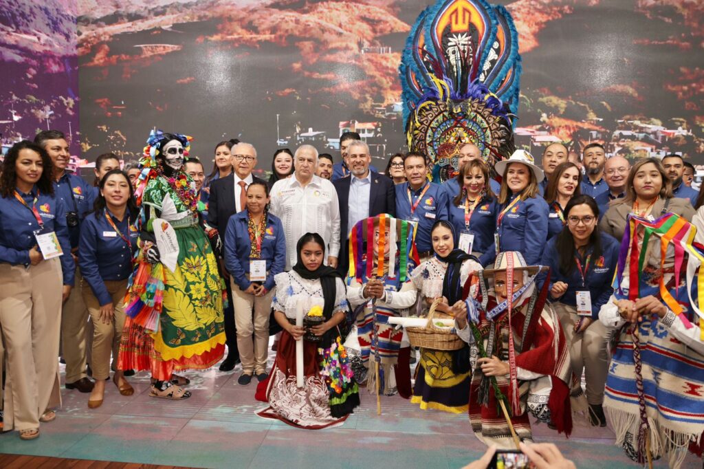 Visita Bedolla el pabellón Michoacán en el Tianguis Turístico de México