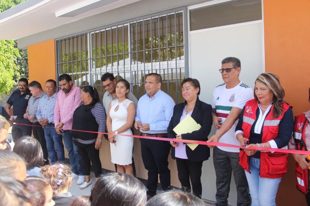 Entrega Bladimir González 3 aulas en primarias de Tarímbaro