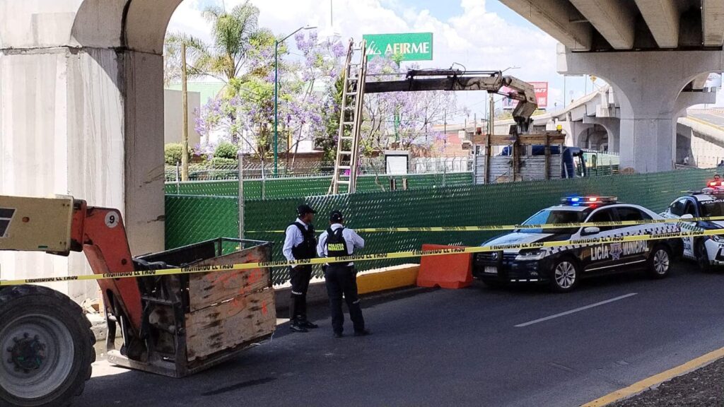 Fallece trabajador de la construcción al caee de una grúa en el distribuidor vial de Salida a Mil Cumbres