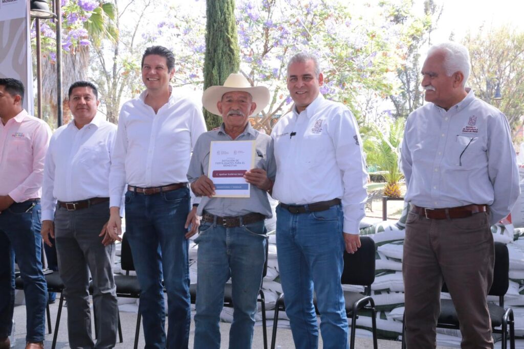 Entrega Gobernador fertilizante a 3 mil 250 productores de la región Morelia