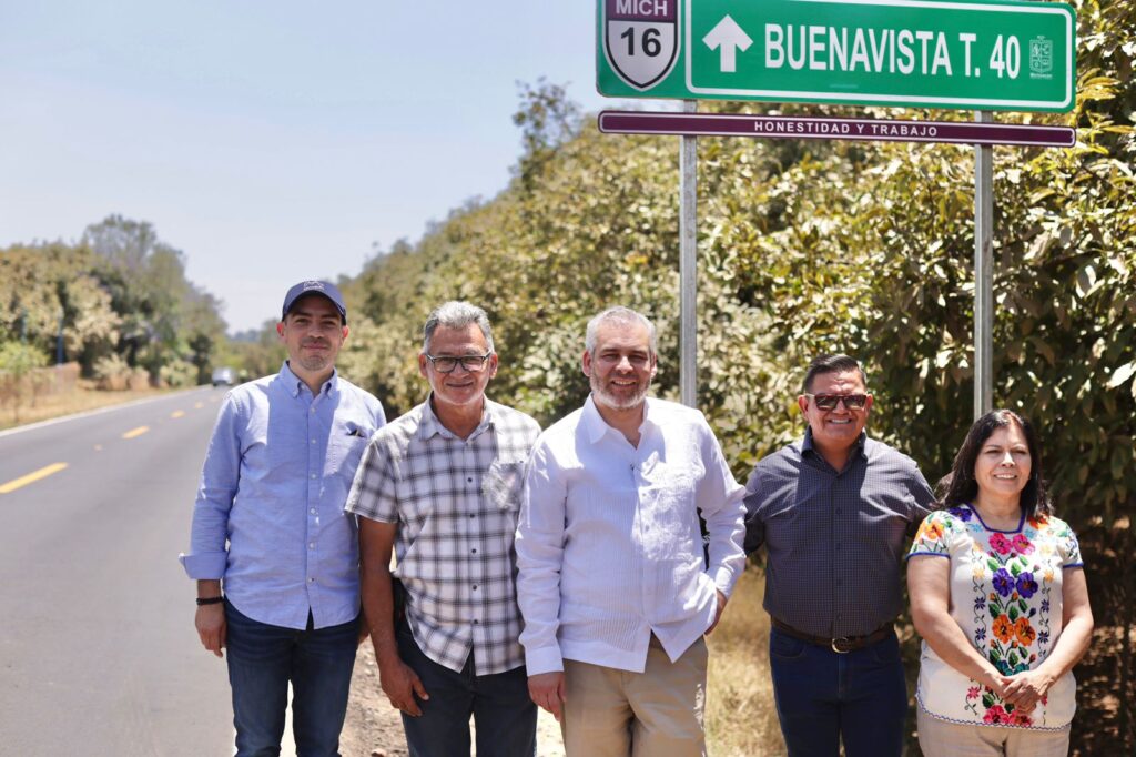 Presente la Sindico, María Francisca Morales Ceja en la supervisión de la obra carretera Peribán-Buenavista