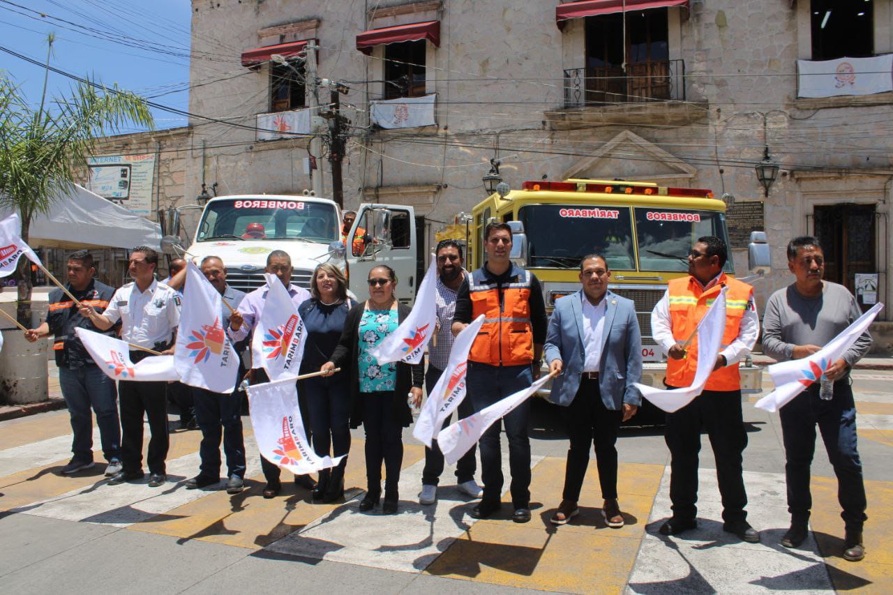 Entrega Bladimir González equipamiento y camiones a PC y Bomberos Tarímbaro