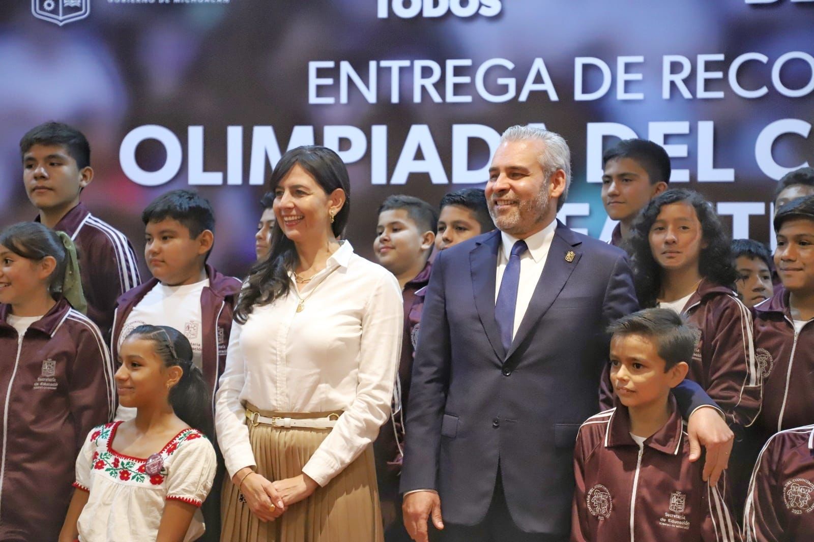 Bedolla entrega becas y tabletas a ganadores de Olimpiada Infantil