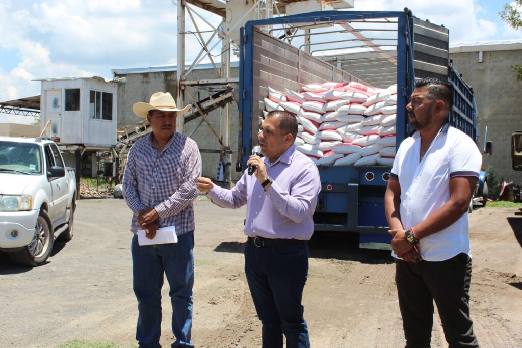 Entrega Bladimir González fertilizantes a productores tarimbarenses