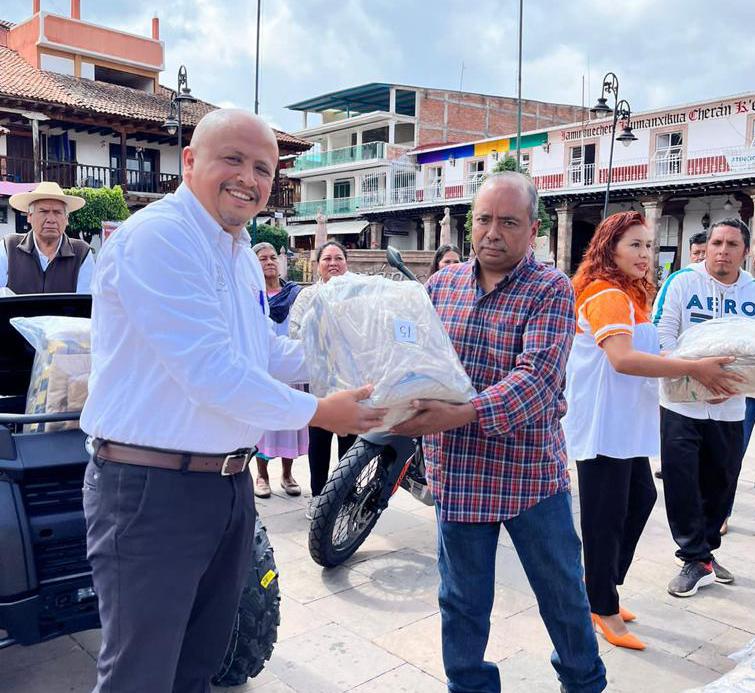 Entrega Segob uniformes y motocicletas a ronda comunitaria de Cherán