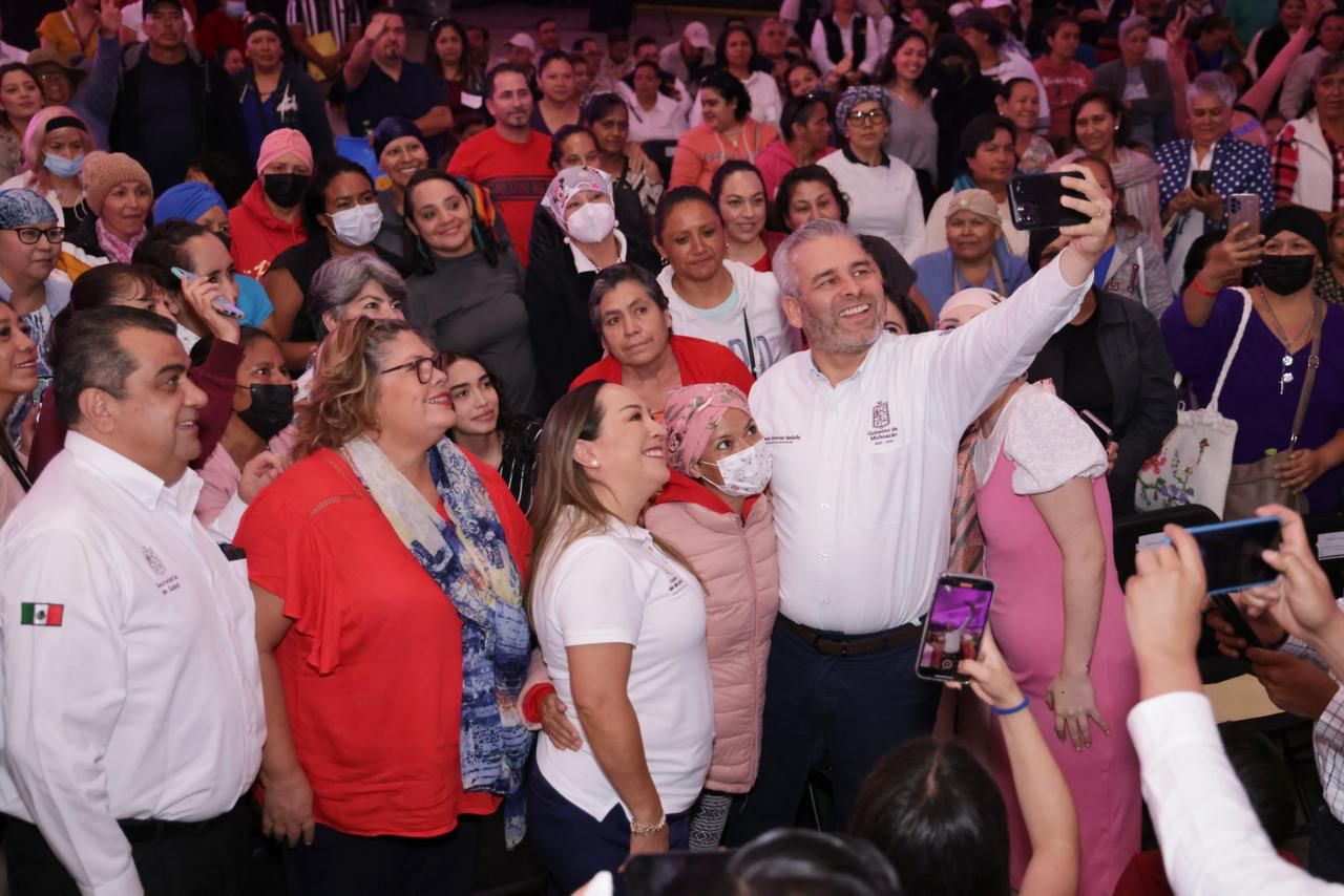 Bedolla respalda a mil mujeres con cáncer; beneficiarias reciben 4 mil pesos mensuales