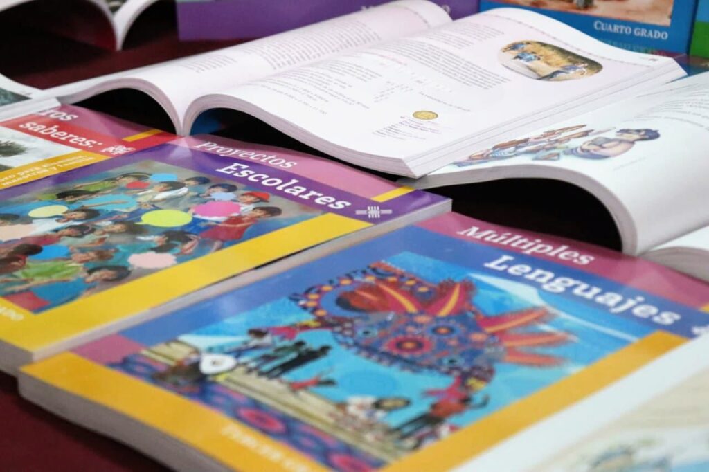 Sí a los libros, y anteponer derecho a la educación, llama especialista de la UNAM