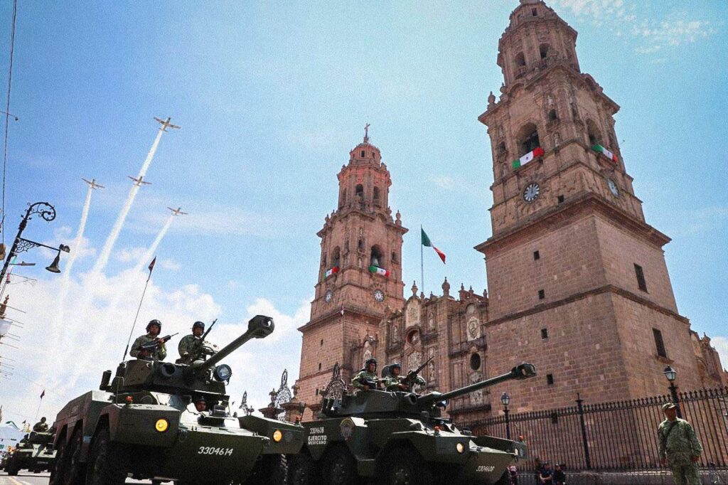 Miles disfrutan desfile cívico militar con motivo del natalicio de Morelos