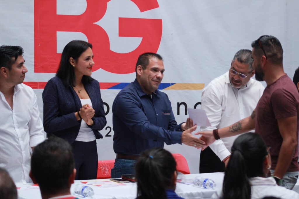 Entrega Gobierno de Tarímbaro y SEE herramientas digitales a docentes