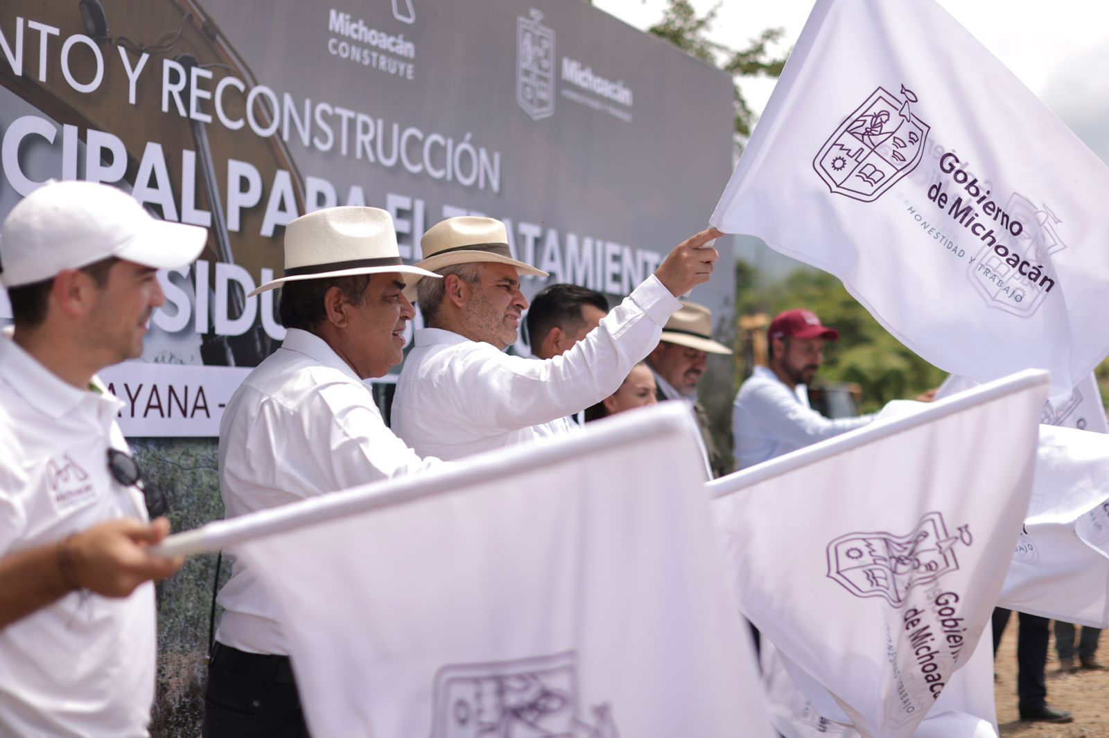 Bedolla inicia reconstrucción del centro para manejo de basura de Coahuayana y Aquila