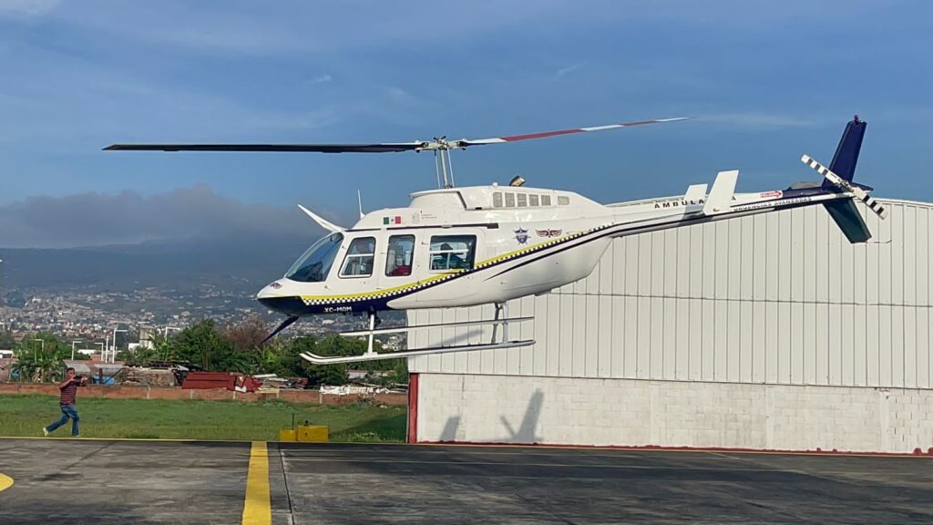 Michoacán envía 2 ambulancias aéreas a Guerrero