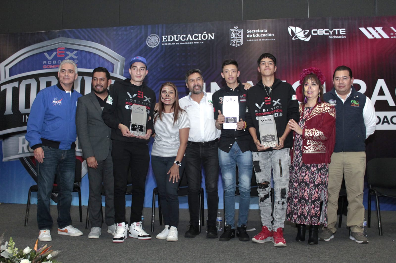 Estudiantes del Cecytem se coronan en torneo de robótica