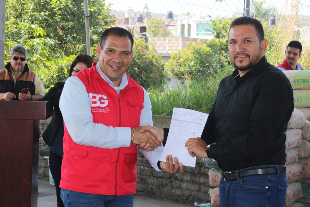 Entrega Bladimir González material de construcción a 6 escuelas de Tarímbaro