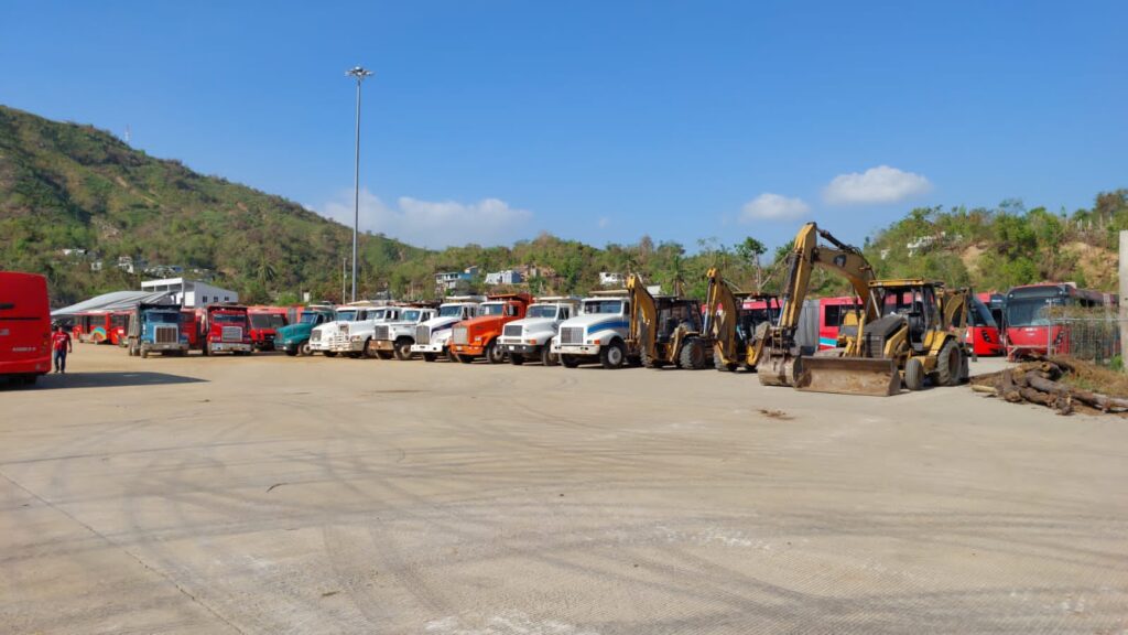 Envía Michoacán más maquinaria pesada y 10 camiones de volteo a Guerrero: Segob