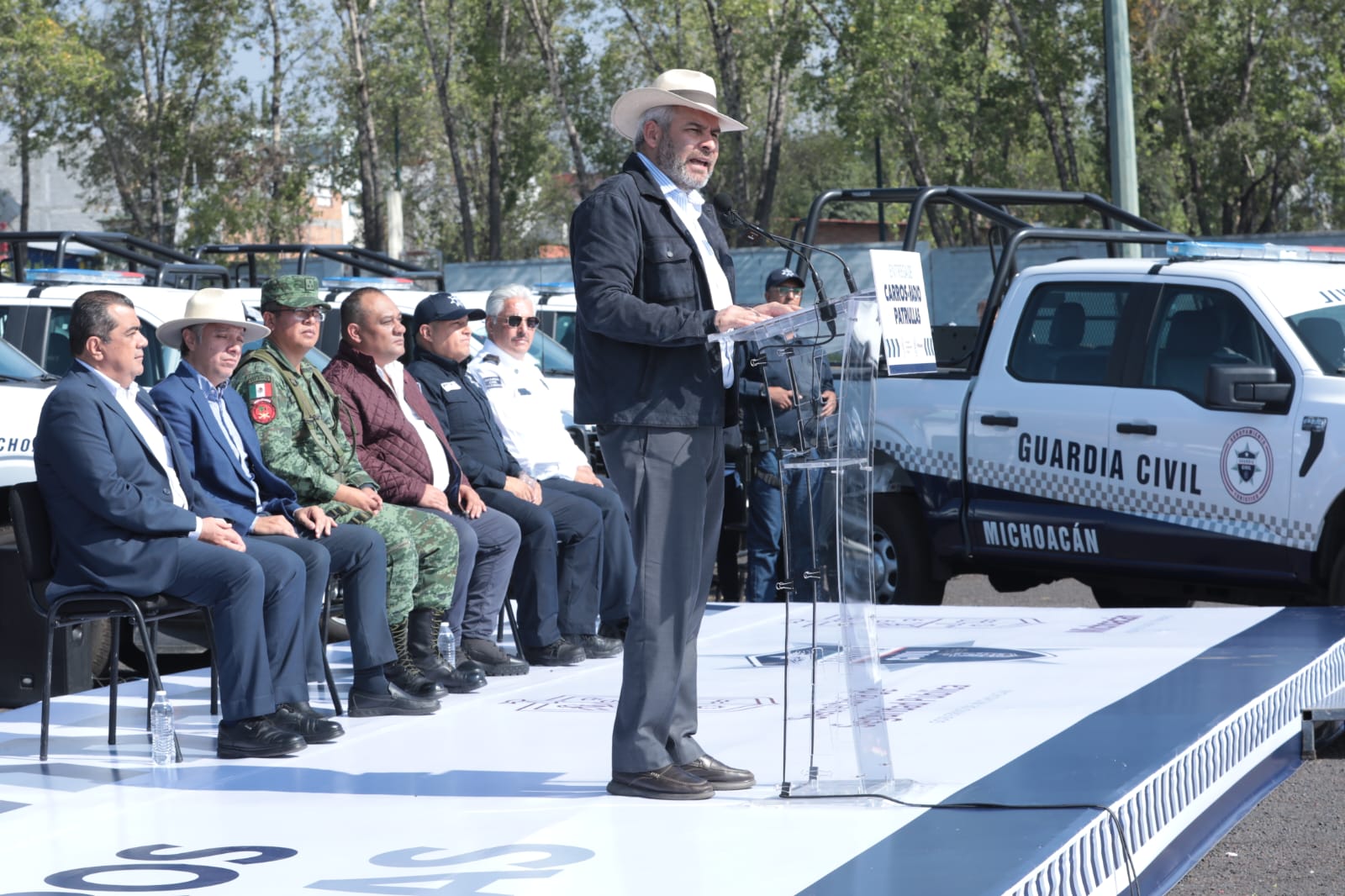 Refrenda Bedolla compromiso con la seguridad; entrega 116 patrullas