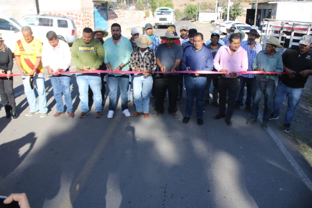 Inaugura Bladimir González camino a Cañada del Herrero en Tarímbaro