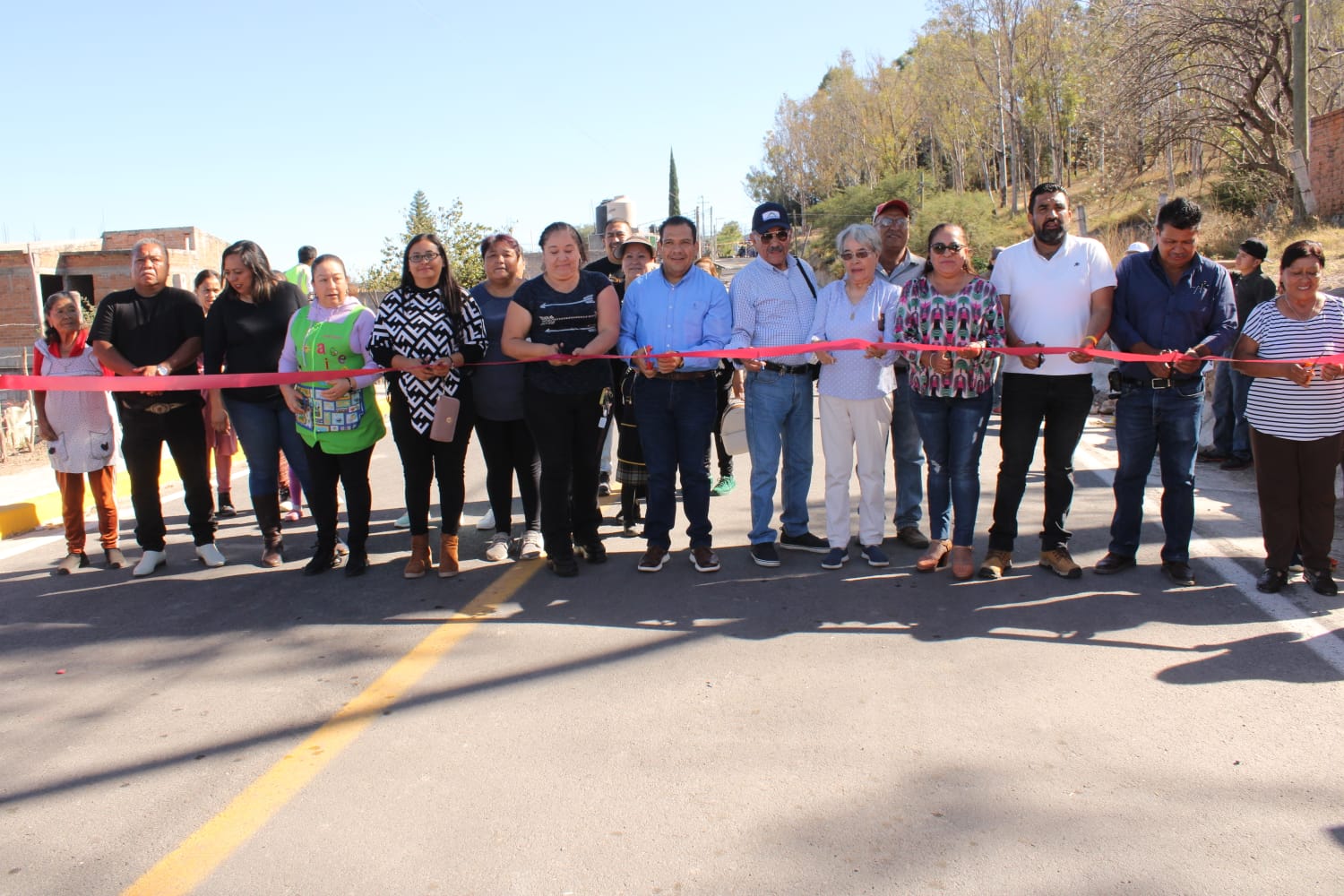 Entrega Bladimir González rehabilitación de calle en Uruétaro, Tarímbaro