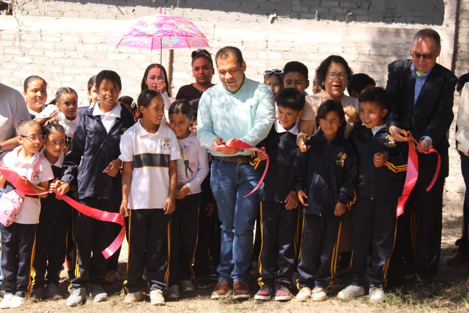 Apuesta Bladimir González por la dignificación de escuelas y comunidades