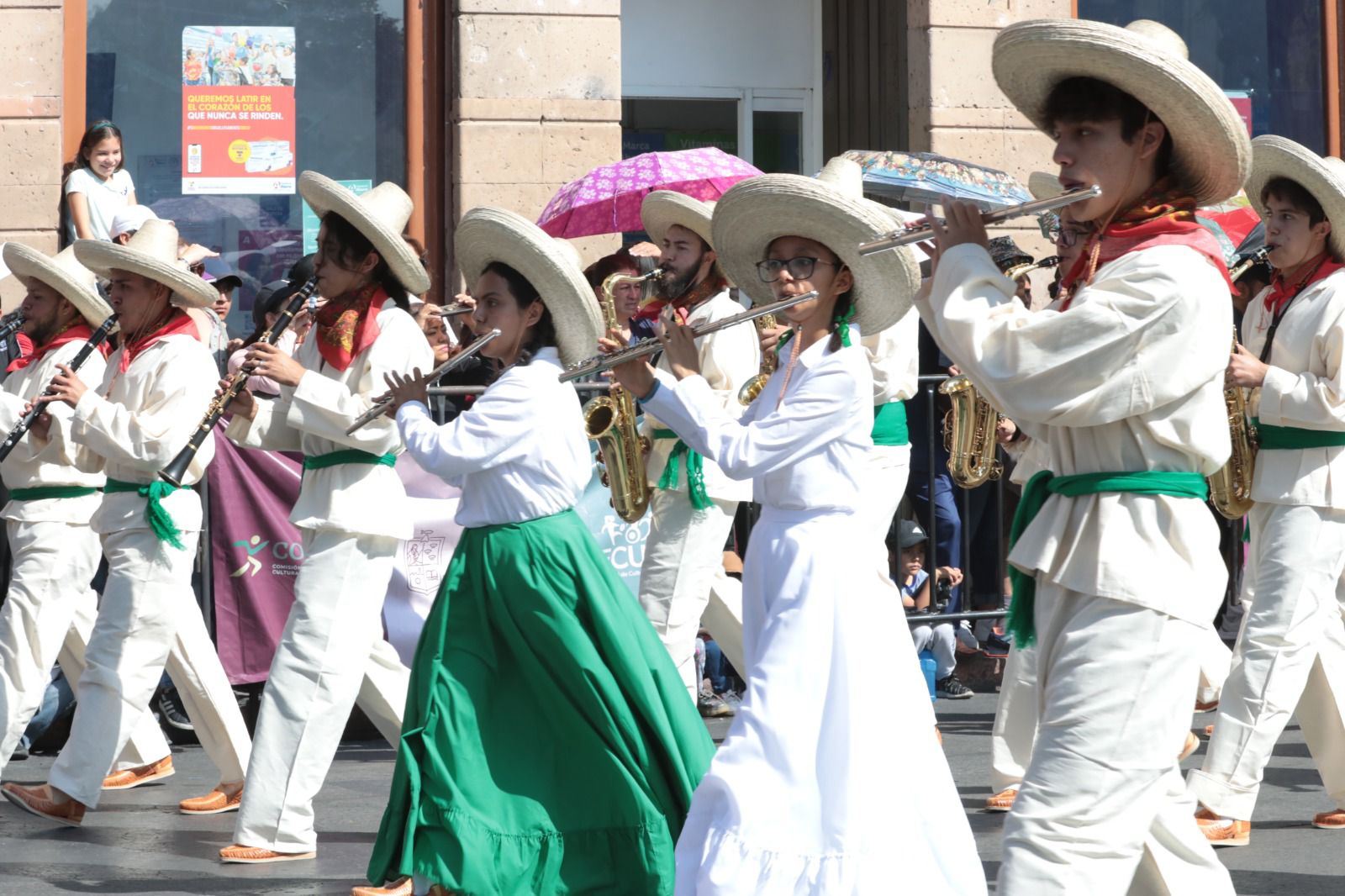 Bedolla y miles de michoacanos disfrutan desfile por el 113 Aniversario de la Revolución