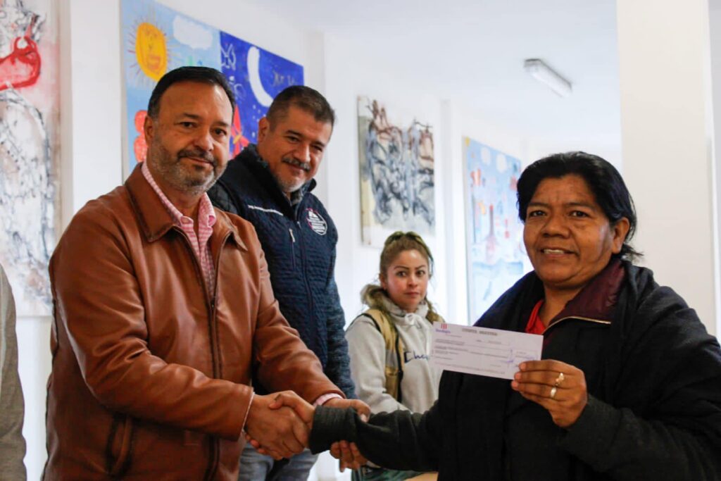 Julio Arreola realiza la entrega Simbólica de Apoyos Económicos a Mujeres con Cáncer de Mama y Cérvicouterino