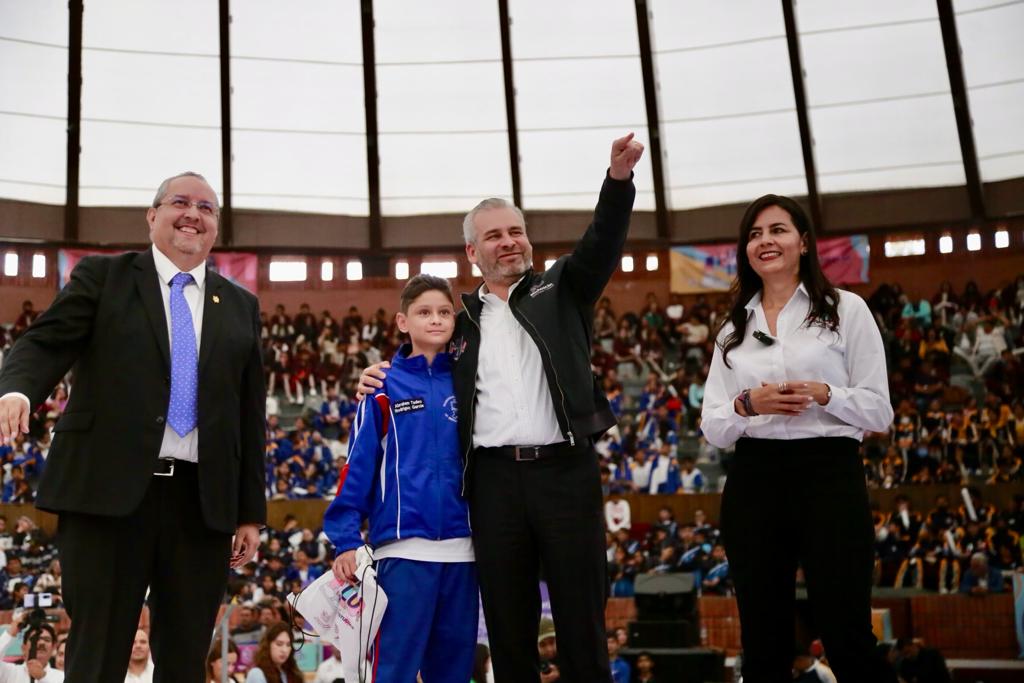 Más de 100 mil estudiantes de secundaria ya tienen sus tenis del programa Jalo a Estudiar