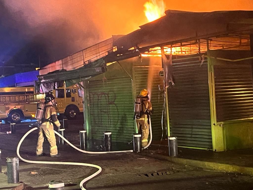 Atiende PC Estatal incendio en el Mercado de San Juan