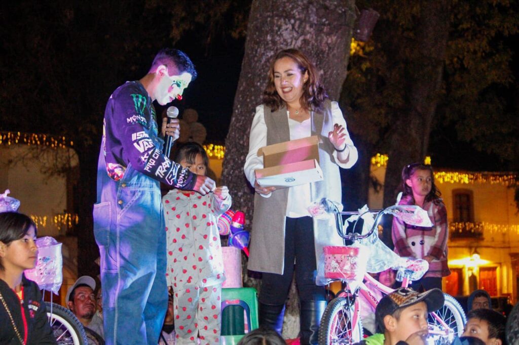 DIF Pátzcuaro celebra a niños con la Monumental Rosca de Reyes en la Plaza Vasco de Quiroga