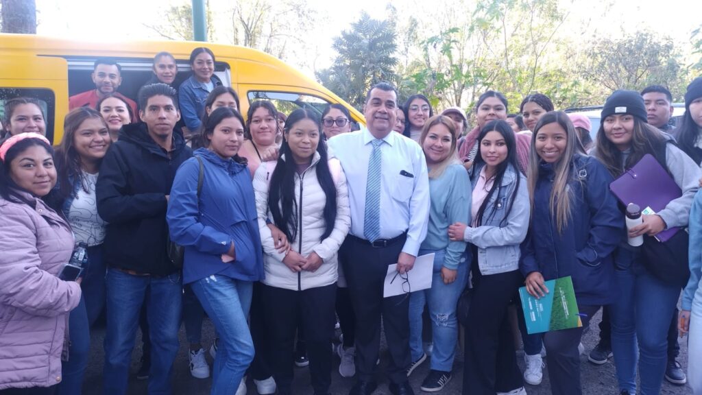 Hace bien su tarea Elías Ibarra y atiende a estudiantes en Casa Michoacán