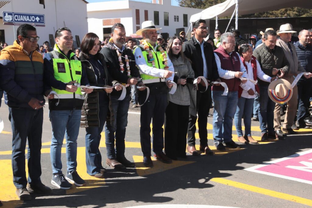 Inaugura Bedolla carretera en beneficio de artesanos de Cuanajo y Tupátaro