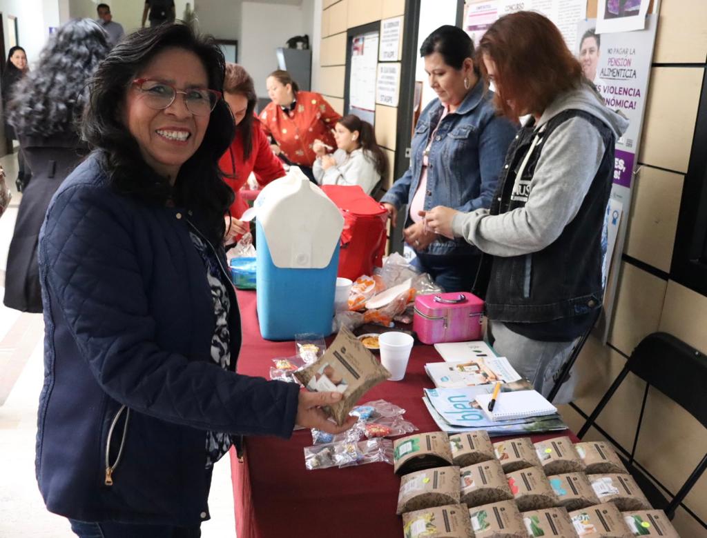 Participan mujeres con cáncer en el Mercadito Rosa