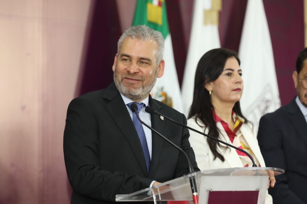 Anuncia Bedolla 326 mil becas Benito Juárez en 2024 para Michoacán