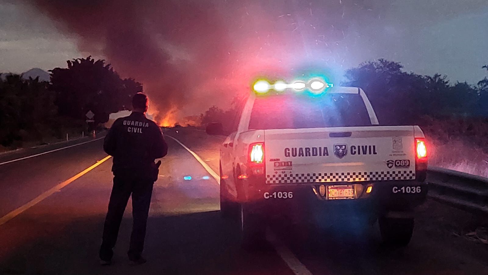 Atienden Seguridad Vial y PC estatal incendio de pipa en la Siglo XXI