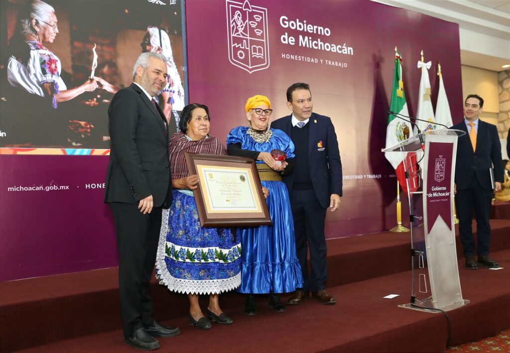 Entrega Bedolla a cocineras tradicionales premio internacional de gastronomía