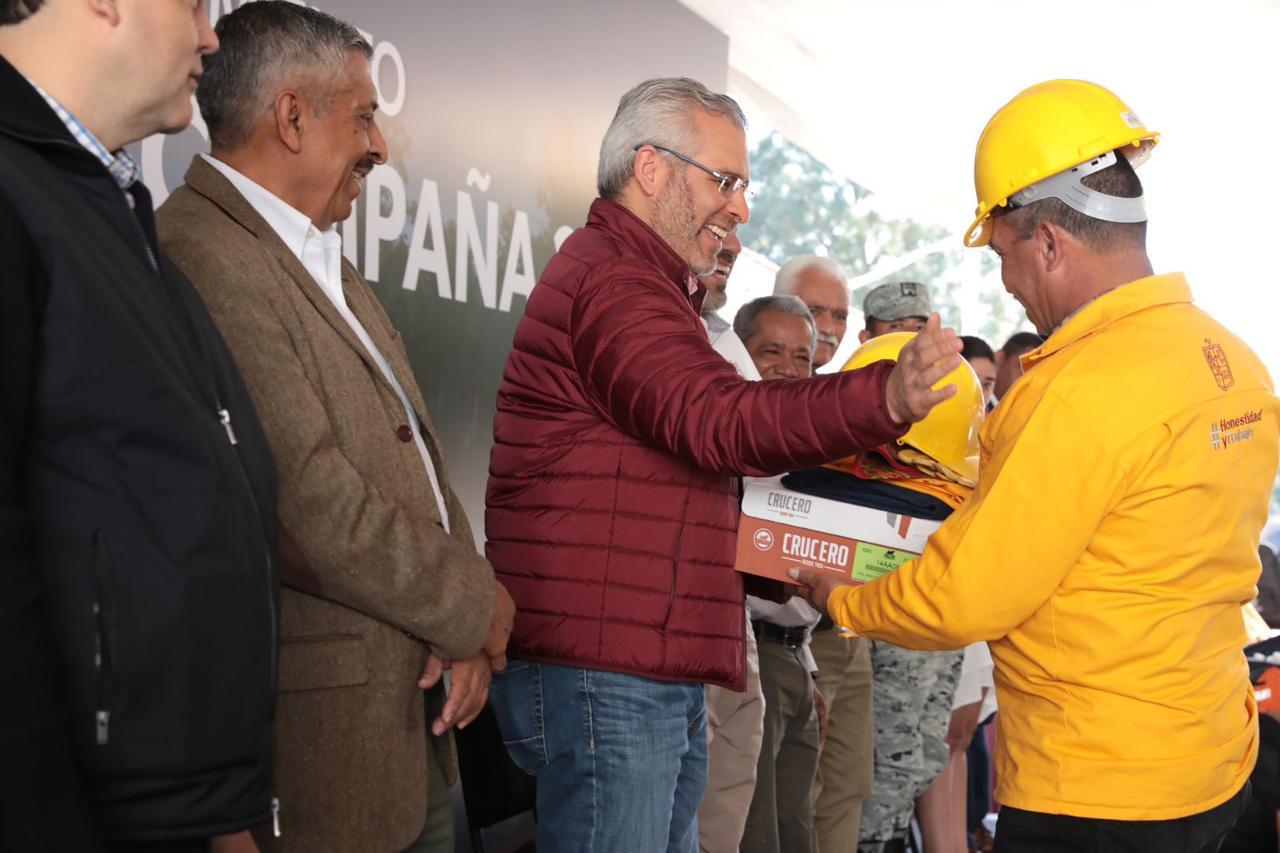 Con entrega de equipamiento, arranca Bedolla campaña contra incendios 2024