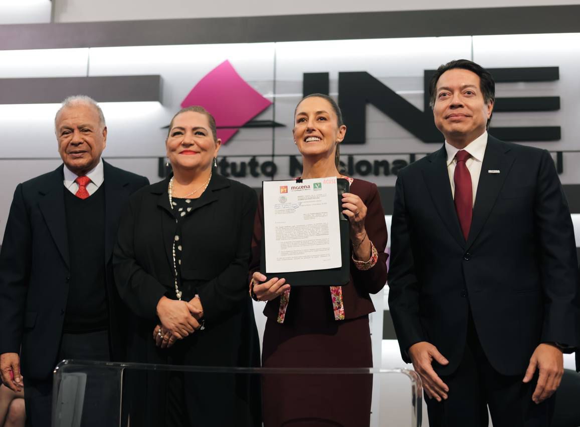 Hoy extendemos nuestra mano y convocamos a todas y todos los mexicanos a emprender este camino juntos y juntas: Claudia Sheinbaum se registra ante el INE como candidata a la Presidencia de México