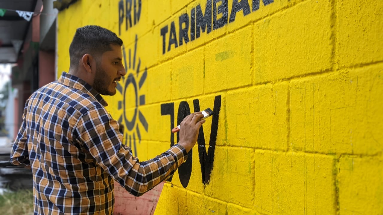 Jonathan Arandia pinta de amarillo Tarímbaro