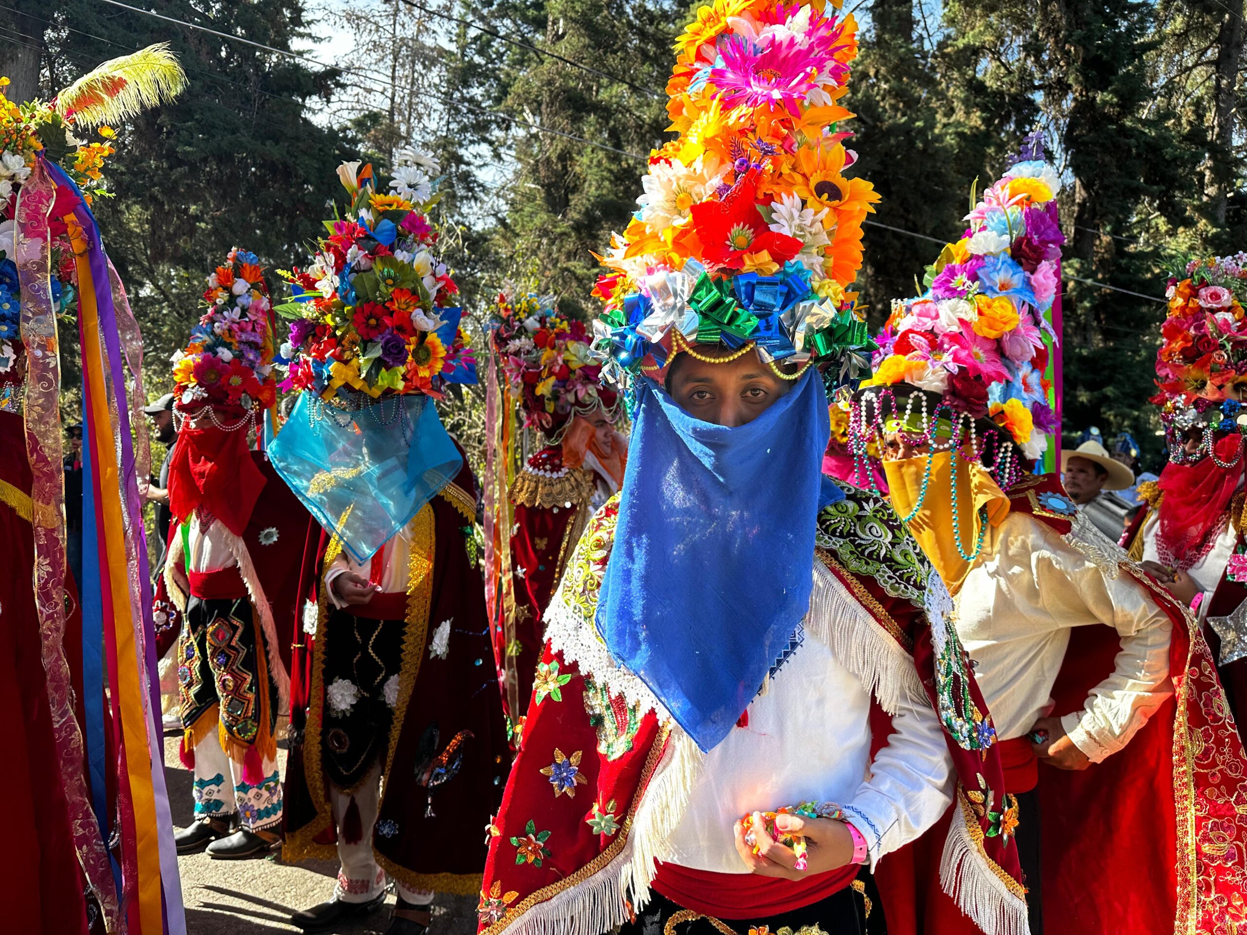 Vive los convites de la K’uínchekua que recorren las calles de Tzintzuntzan